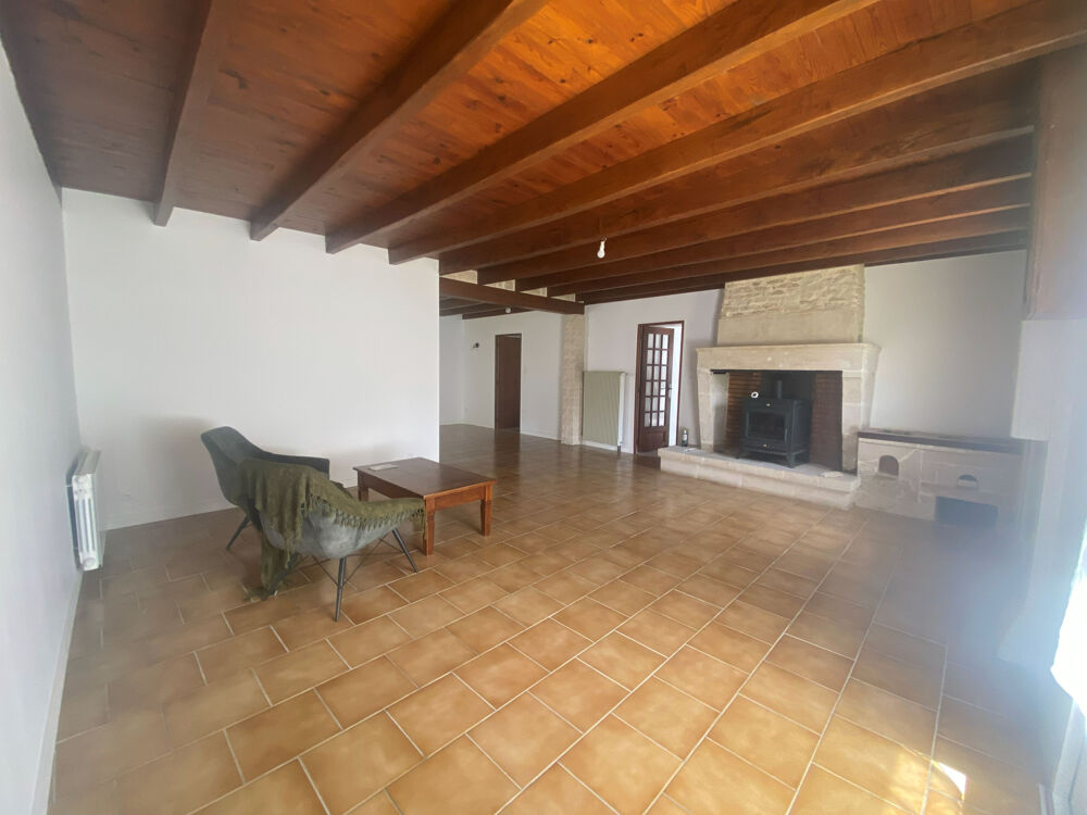 Maison en pierres, 3 chambres, 1 bureau, une salle d'eau, une salle de bain,2 wc. Dépendances. 3 Garages et un