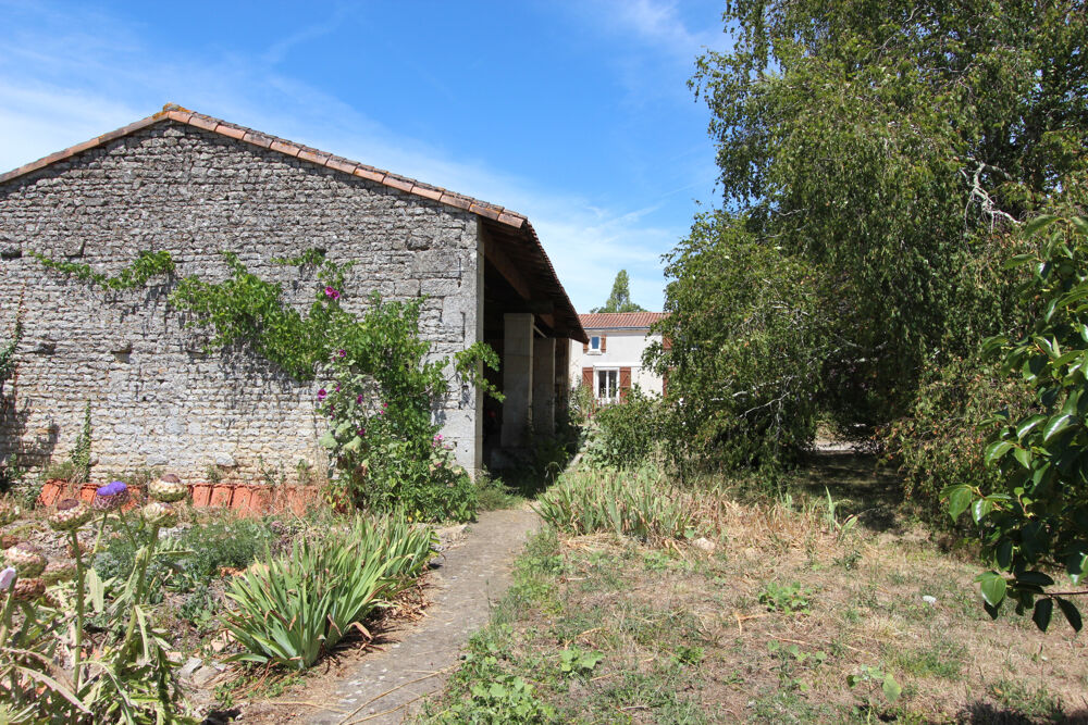 BENET PROPRIÉTÉ 6 CHAMBRES AVEC DE TERRAIN ARBORÉ ET DÉPENDANCES