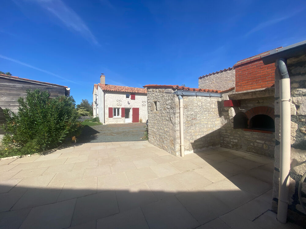 Vente Maison Maison en pierres à étage, 2 pièces de vie salon/salle à manger, 4 chambres, terrasses, jardin et nombreuses d St pierre le vieux