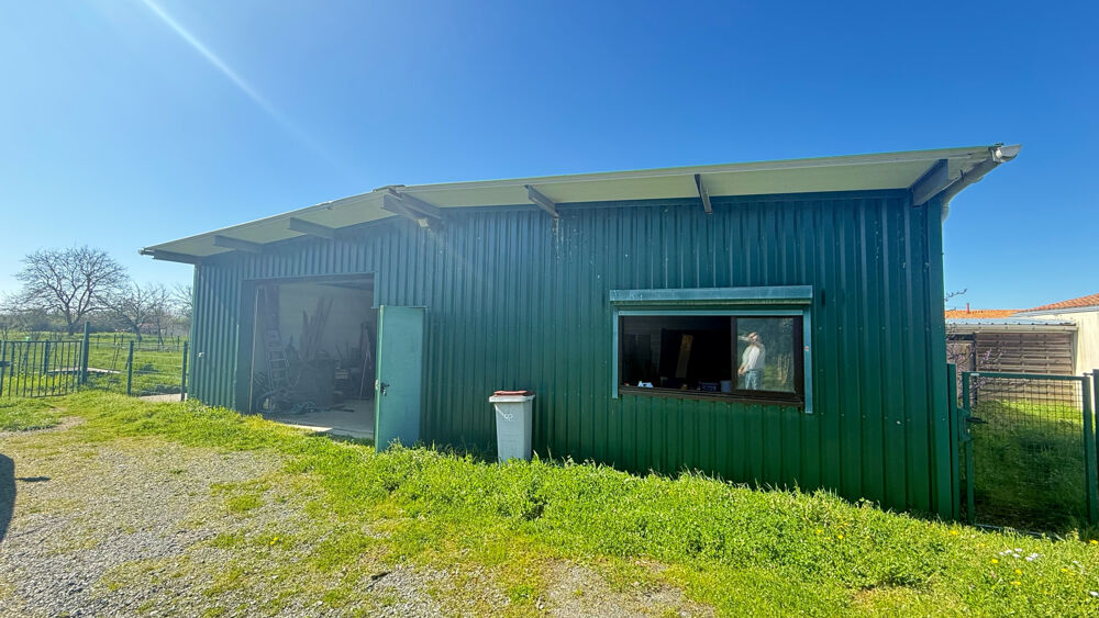 Vente Autre TERRAIN CONSTRUCTIBLE AVEC GRAND HANGAR PROCHE CENTRE BOURG DE COULON Coulon