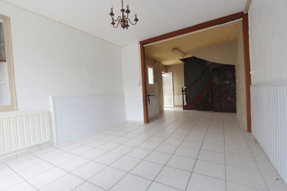 MAISON EN PIERRE DANS CENTRE BOURG AXE NIORT PARTHENAY
