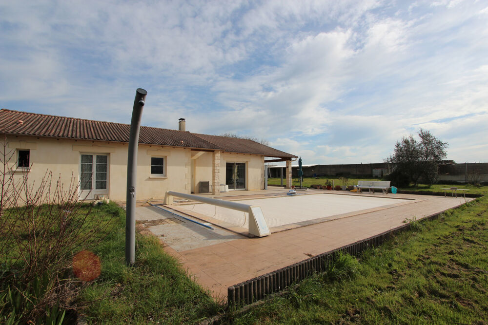 Ensemble immobilier de 3 maisons sur beau terrain.