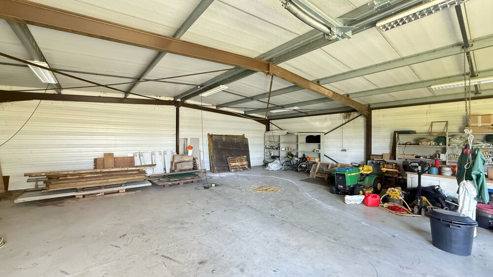 Vente Autre TERRAIN CONSTRUCTIBLE AVEC GRAND HANGAR PROCHE CENTRE BOURG DE COULON Coulon