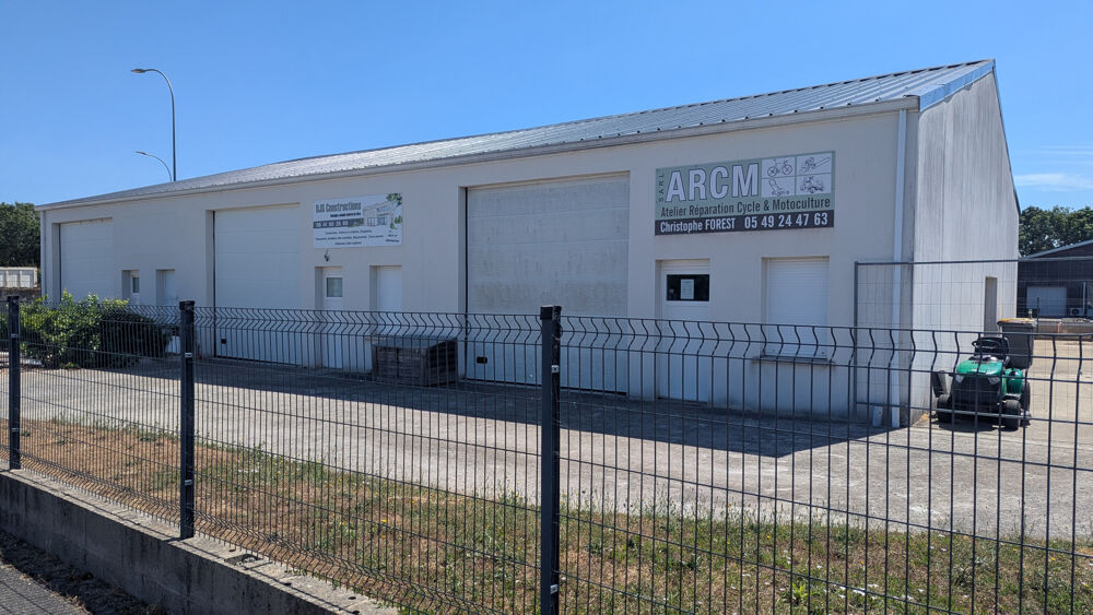   MAGNÉ ZONE ARTISANALE ENSEMBLE DE 3 BOXS A VENDRE 