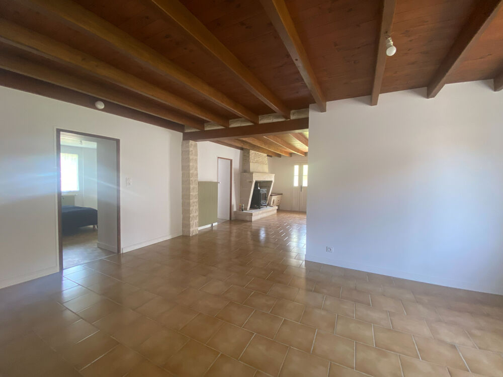 Maison en pierres, 3 chambres, 1 bureau, une salle d'eau, une salle de bain,2 wc. Dépendances. 3 Garages et un