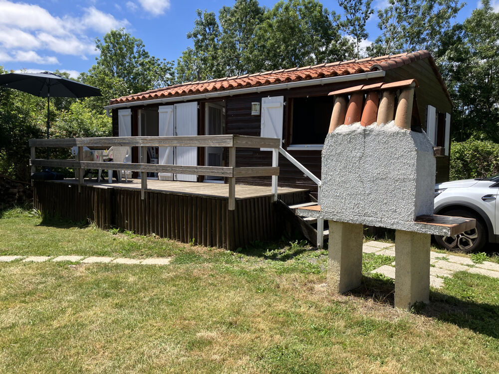 LE MAZEAU PROCHE RIVIERE - Maison de loisirs avec terrasse surélevée vendue meublée