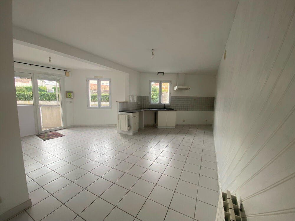 Résidence principale ou investissement locatif NIORT, maison à étage, 2 chambres, terrasse.