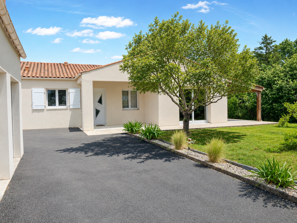 ARDILLIERES PLAIN-PIED IMPECCABLE TROIS CHAMBRES AVEC GARAGE NON ATTENANT ET JARDIN