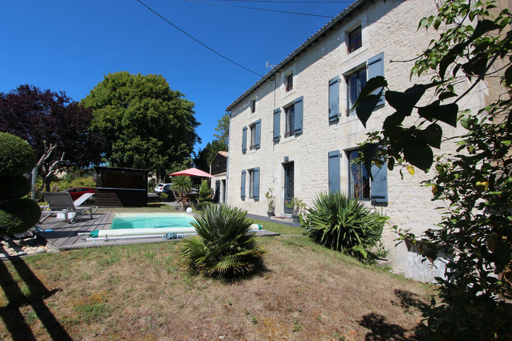 Belle maison en pierre avec piscine