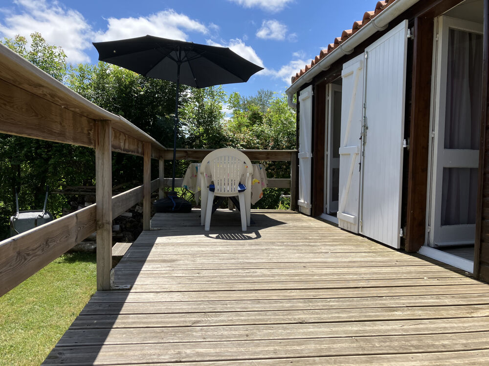LE MAZEAU PROCHE RIVIERE - Maison de loisirs avec terrasse surélevée vendue meublée