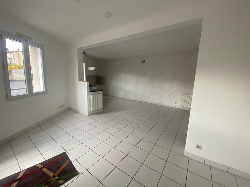 Résidence principale ou investissement locatif NIORT, maison à étage, 2 chambres, terrasse.