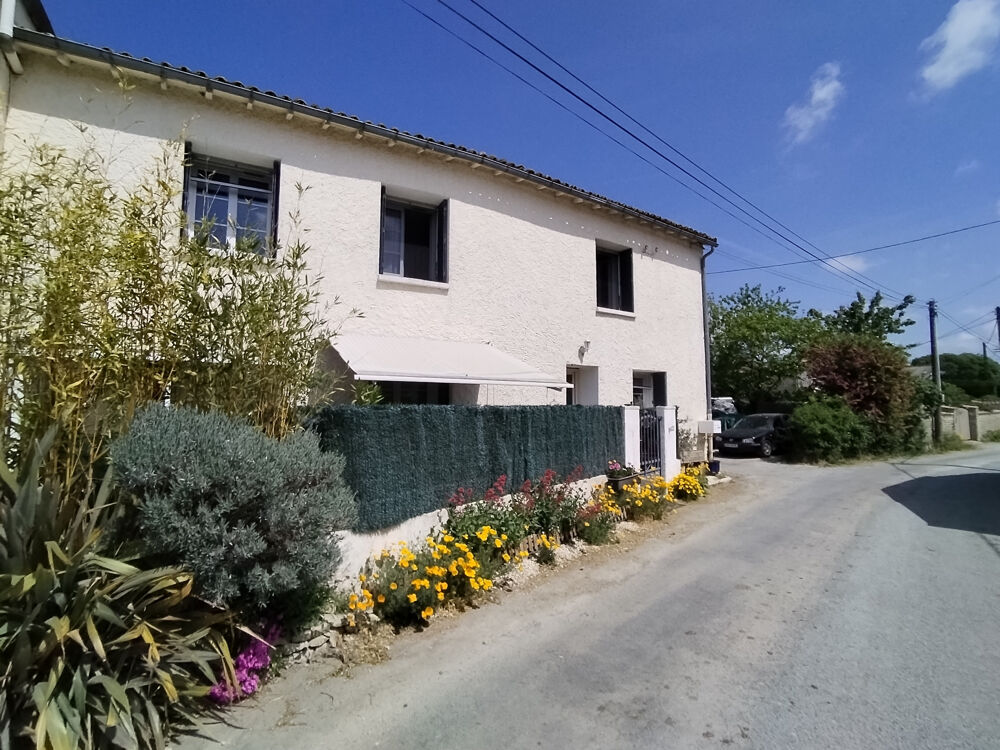 Grande maison en pierre avec terrasse