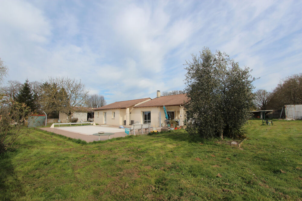 Ensemble immobilier de 3 maisons sur beau terrain.