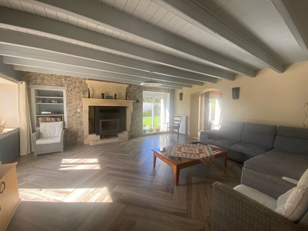 Vente Maison Maison en pierres à étage, 2 pièces de vie salon/salle à manger, 4 chambres, terrasses, jardin et nombreuses d St pierre le vieux