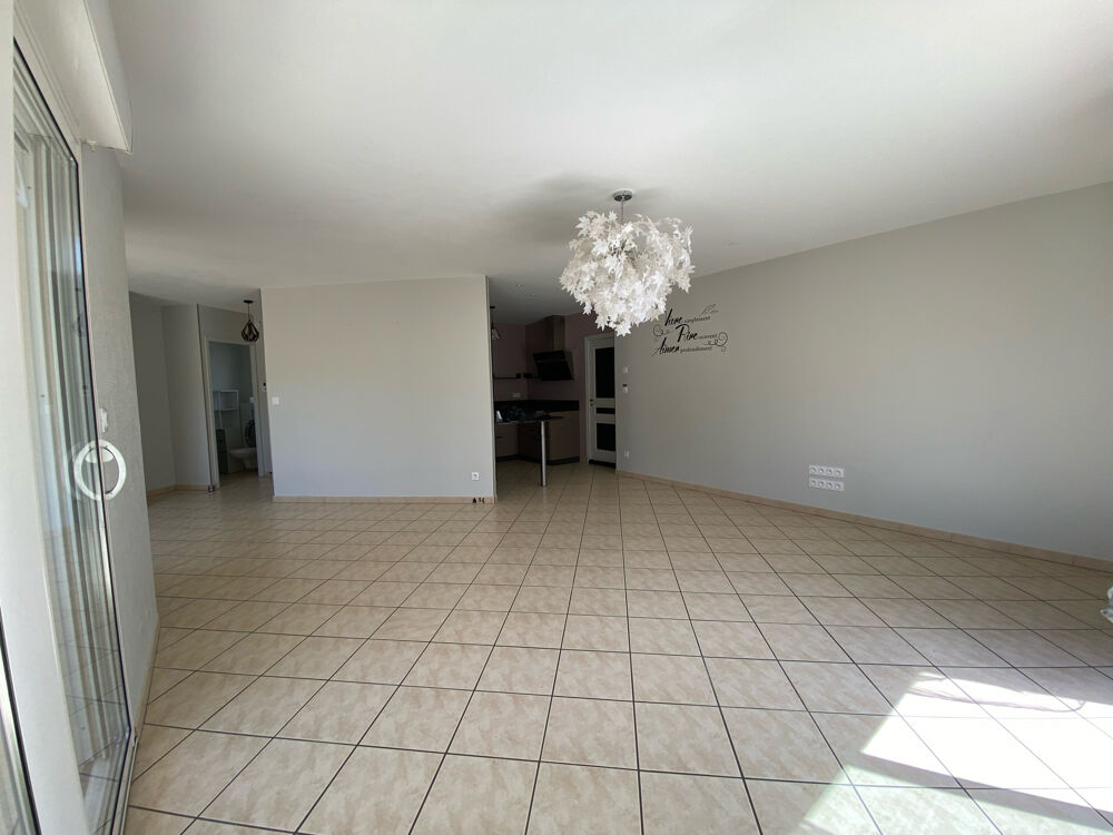 Maison de Plain-Pied, trois chambres, jardin avec piscine.