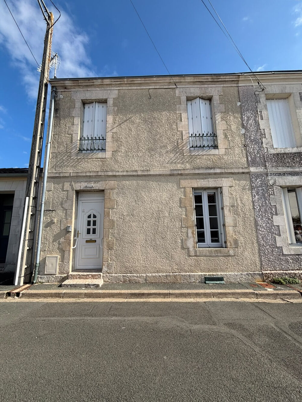 Vente Maison MAISON ANCIENNE EN PIERRE EN BON ETAT GENERAL DE 90 M2 SUR UN TERRAIN CLOS DE 148 M2. 5 MN DE LA GARE ET DU V La rochelle
