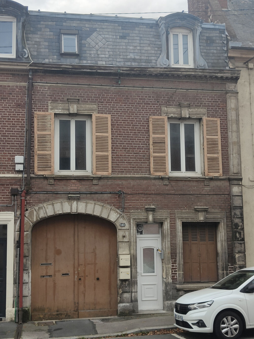MAISON DE VILLE RENOVEE DE 100 M2 DANS LE QUARTIER DE NOTRE DAME DU THIL PROCHE DU CENTRE ET DE L' HOPITAL