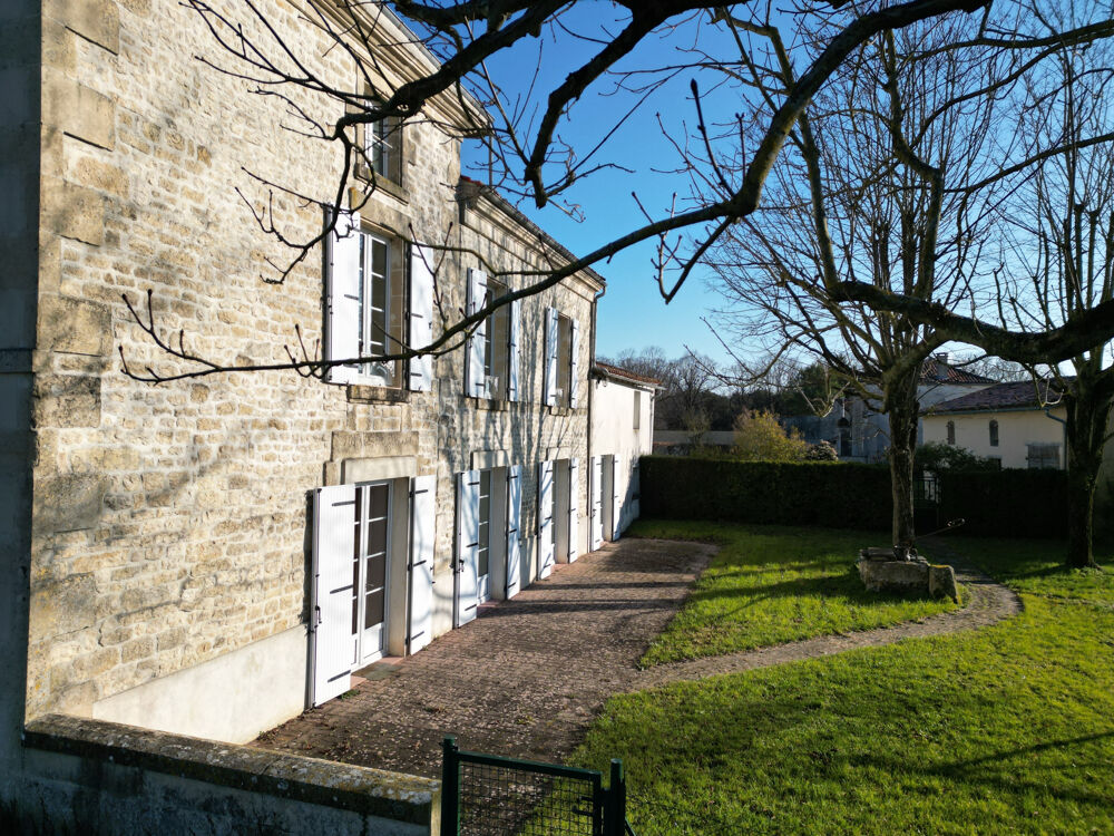 Vente Proprit/Chteau ENSEMBLE IMMOBILIER AVEC BELLE CHARENTAISE DE 270 M2 , 2 ANNEXES,GRANGES ET DEPENDANCES.LE TOUT SUR UN PARC CL Aulnay