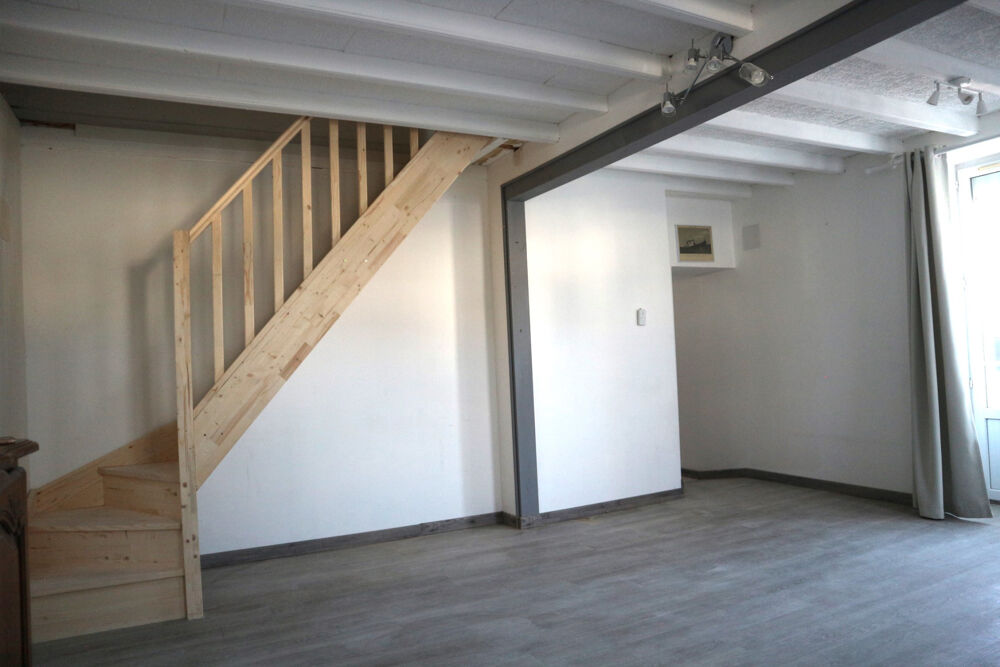 Vente Maison BELLE MAISON EN BON ETAT GENERAL DE 100 M2 SUR UN TERRAIN CLOS DE 115 M2. CENTRE BOURG A PROXIMITE DES COMMERC La jarrie