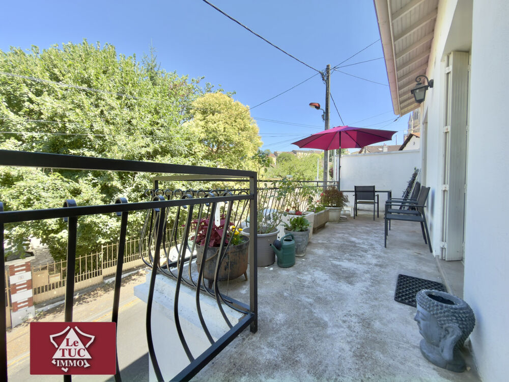Maison avec grand garage, terrasses et jardin.