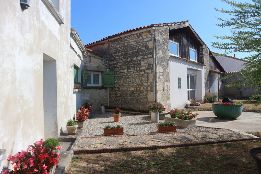 ENSEMBLE IMMOBILIER EN BON ETAT GENERAL DE 190 M2 SUR UN TERRAIN CLOS DE 450 M2. AU CENTRE HISTORIQUE DE LA J