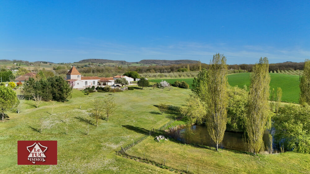 Propriété contemporaine avec lac et maison damis.