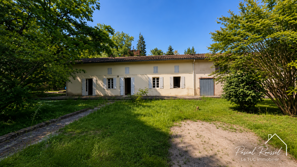 LONGERE DE CARACTERE-270 m2-3,5 hectares de bois-Dépendances
