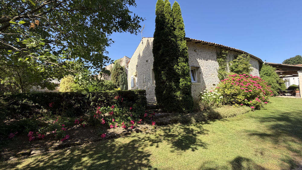 à vendre  Propriété/château Saint-Jean-d'Angély (17400)