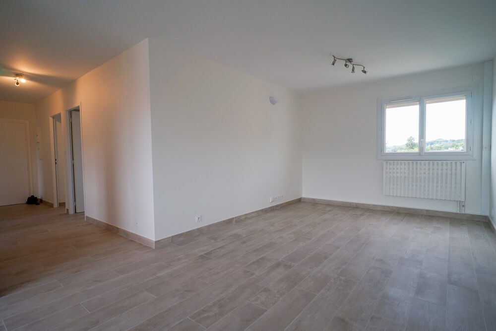 Location Appartement Vaste T3 - Balcon et Parking. Chambery