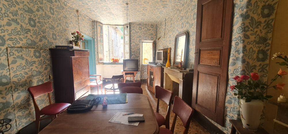 Maison de ville - à rénover entièrement - tout à l'égout - 4 niveaux dont garage et pièces voûtées - bon toit