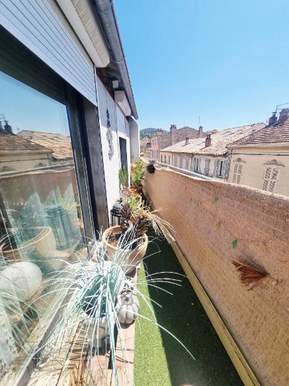 Rare Draguignan centre bel appartement F3 traversant avec terrasse et balcon en dernier étage 159000€ dpe d
