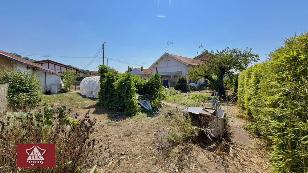Maison en pierre rénovée avec jardin et garage