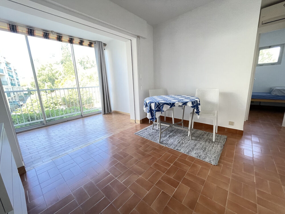 Appartement T2 + cabine. Parking.