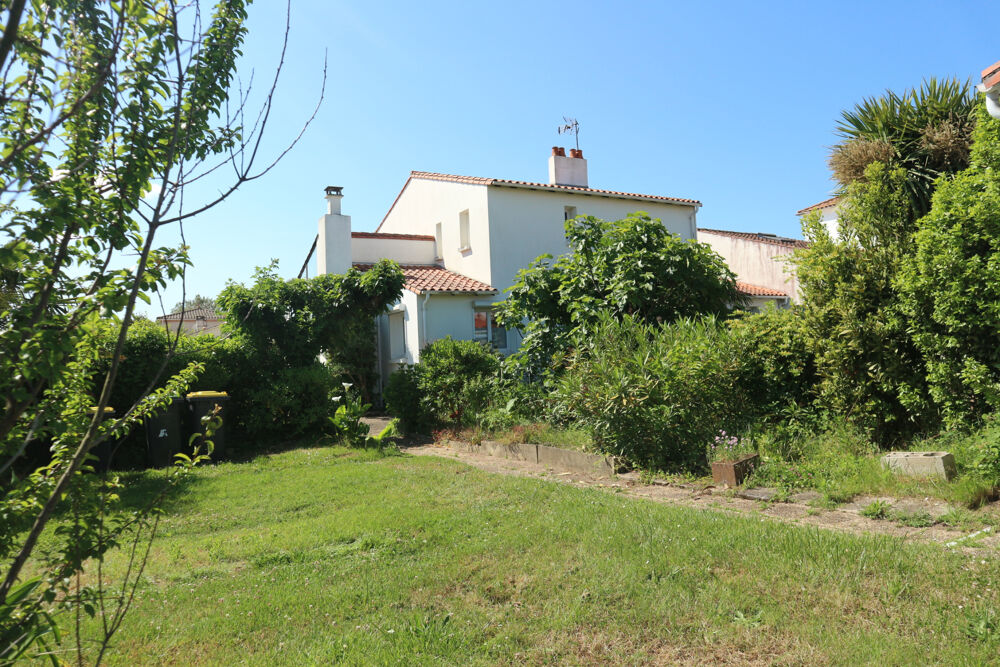 MAGNIFIQUE MAISON DE 220 M2,DANS UN LIEU RECHERCHE, AVEC PISCINE SUR UN TERRAIN DE 610 M2. PROCHE DE ROYAN.