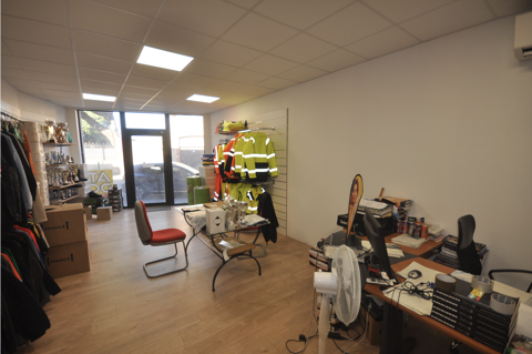   AUTERIVE-Local commercial 76 m2 sur la NATIONALE! 
