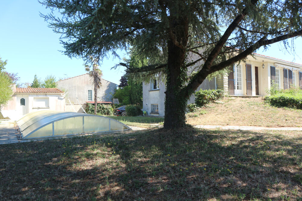 BELLE MAISON DE CONSTRUCTION TRADITIONNELLE DE 100 M2 SUR UN TERRAIN CLOS DE 1000 M2 . AU CENTRE DE LA JARRIE.
