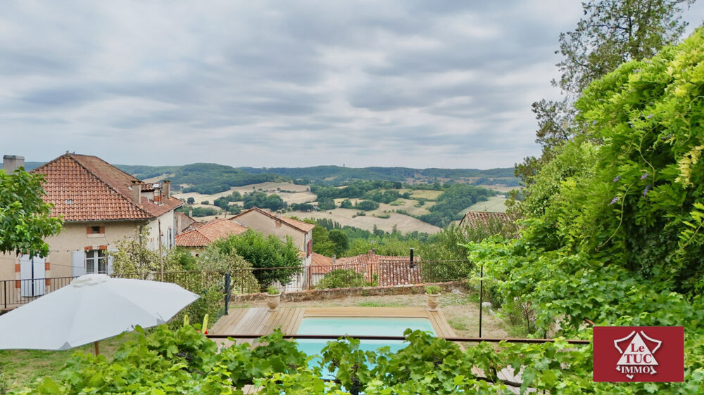 Maison de village tout confort avec piscine et jardin.
