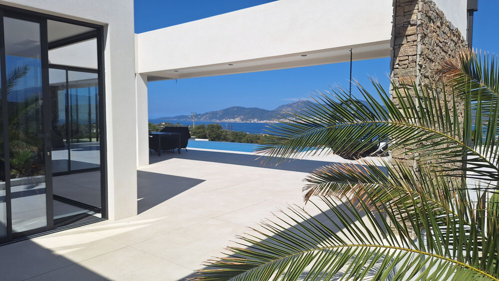 Propriété contemporaine récente avec vue mer et piscine - Porticcio