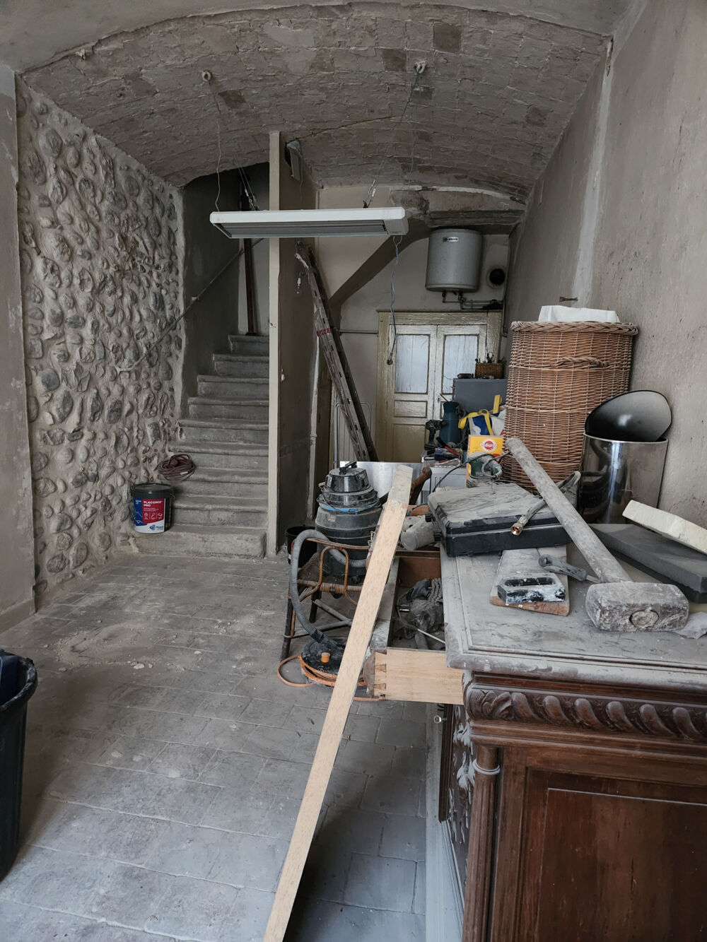 Maison de ville - à rénover - 100 m2 - mitoyenne - tout à légout - jardin non-attenant 800 m2 avec irrigation