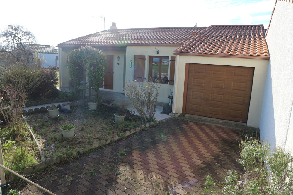 MAISON EN BON ETAT GENERAL DE 90 M2 SUR UN BEAU TERRAIN CLOS ET ARBORE DE 440 M2 .CENTRE BOURG TOUS COMMERCES