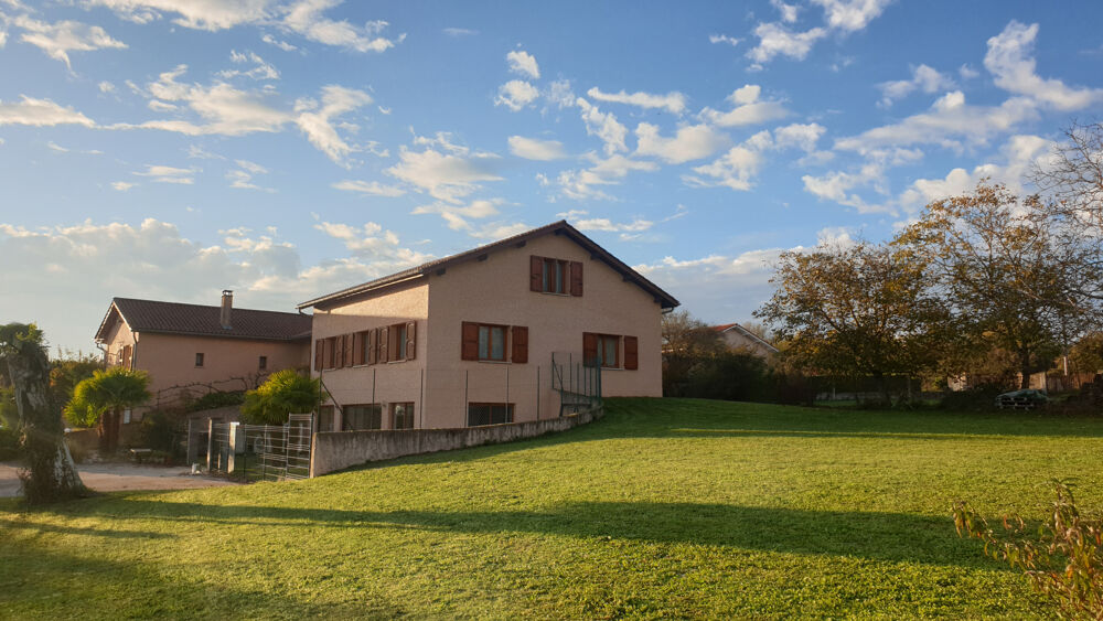 A 40 minutes de Lyon 8, belle villa de 450m2 avec piscine intérieure sur 3 224 m2 de terrain clos