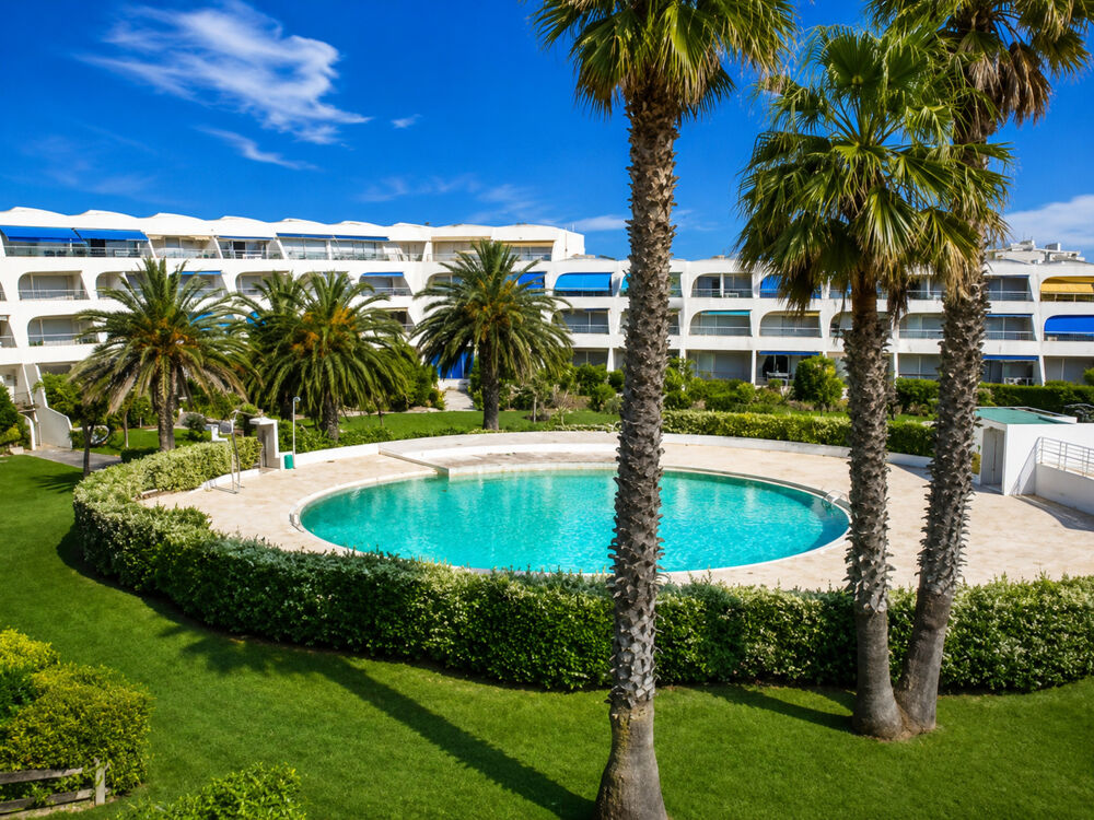 Appartement avec grande terrasse dans résidence avec piscine
