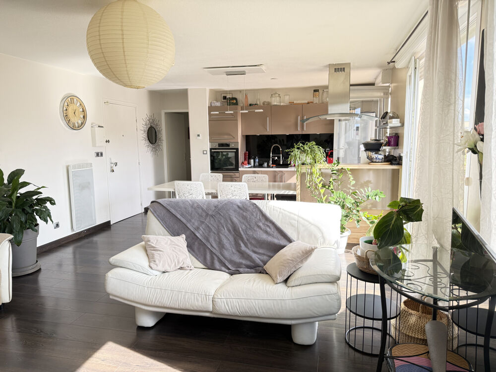 Vente Appartement Limite Lyon 8 T4 dernier étage avec Terrasse Parking fermé et cave Lyon 8
