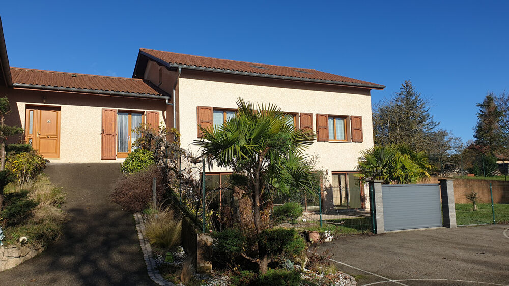 A 40 minutes de Lyon 8, belle villa de 450m2 avec piscine intérieure sur 3 224 m2 de terrain clos