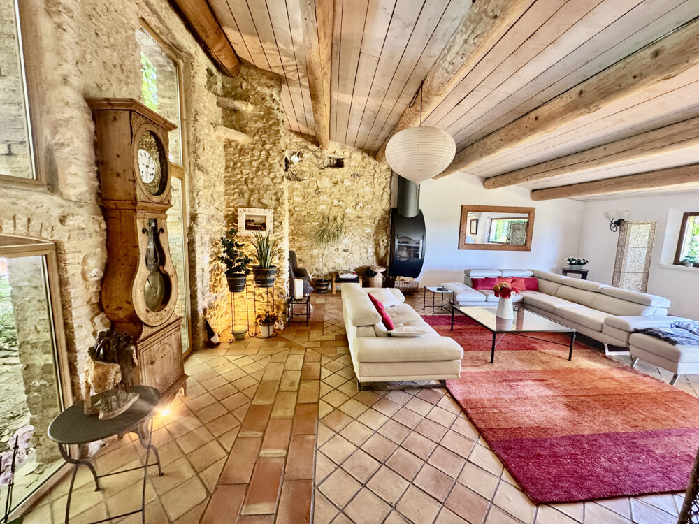Immobilier de luxe : mas en pierre à vendre avec terrasse à Piolenc