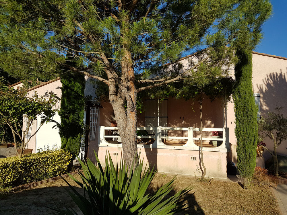 Maison avec jardin paysagé, terrasses et piscine