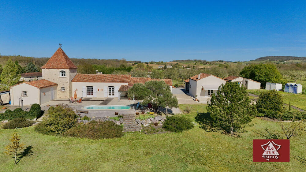 Propriété contemporaine avec lac et maison damis.