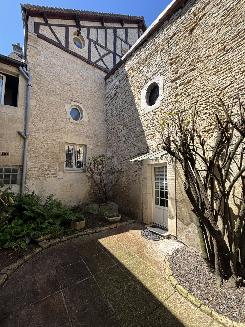 Vente Propri�t�/Ch�teau Belle demeure de 200m2 au centre ville de Ch�tillon-sur-Seine sur 650m2 de terrain avec atelier . Chatillon sur seine