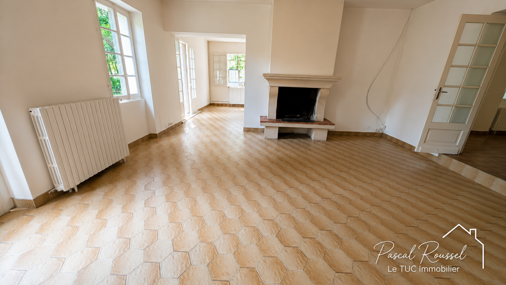 LONGERE DE CARACTERE-270 m2-3,5 hectares de bois-Dépendances