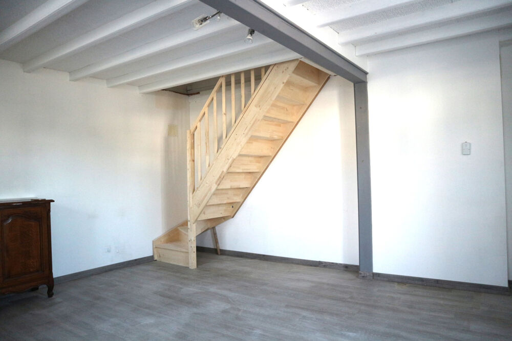 Vente Maison BELLE MAISON EN BON ETAT GENERAL DE 100 M2 SUR UN TERRAIN CLOS DE 115 M2. CENTRE BOURG A PROXIMITE DES COMMERC La jarrie